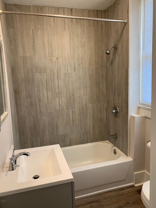 Building Photo - 2 Bed/2 Bath- Newly Renovated!!