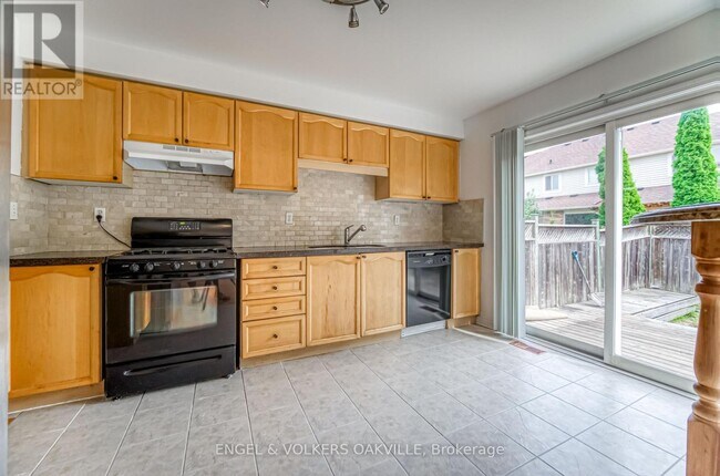 Photo - 1121 Barclay Cir