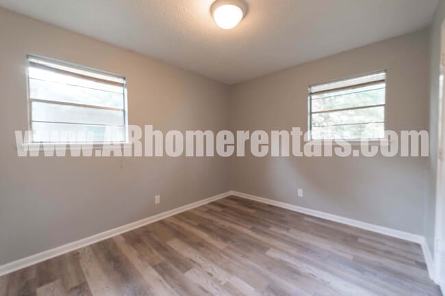Photo - 908 Greenlea Dr House