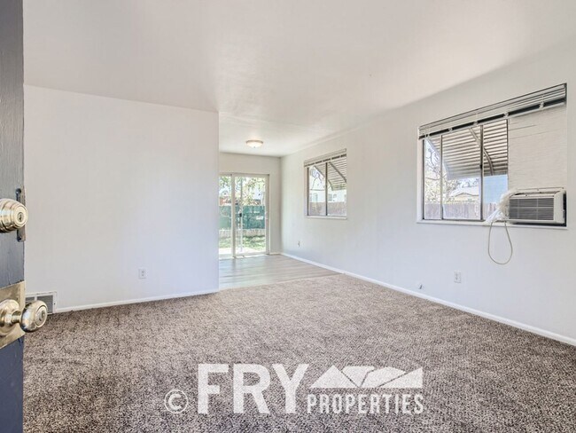 Photo - Updated large 2bed/1bath Unidad 3604