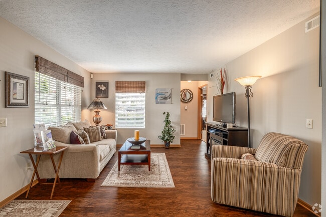 2BR, 2BA - 990SF - Living Room - Forest Ridge