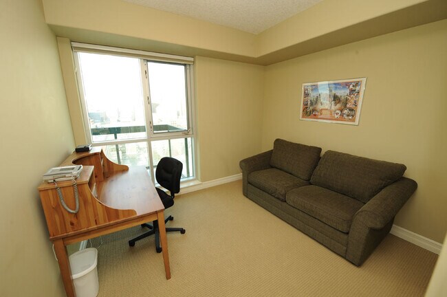 Photo - 836-1915 15 Ave SW
