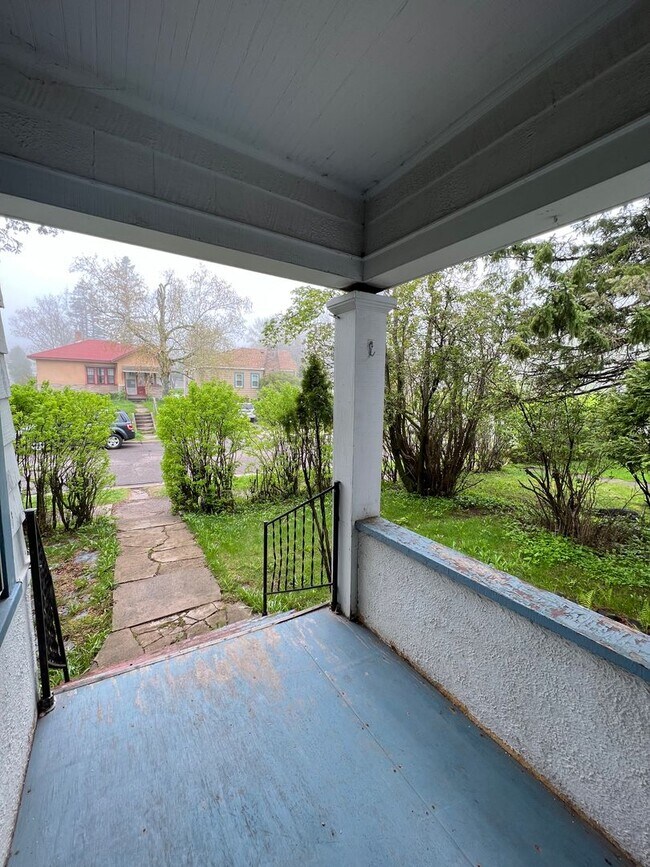 Photo - AVAILABLE JUNE 1st 2026 - 3 Bed 2 Bath Spacious Home near Campus