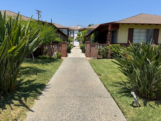 Entry Court - 743 Southview Rd Unit B