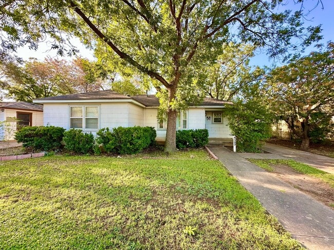 Photo - Cozy Three Bedroom, Centrally Located!