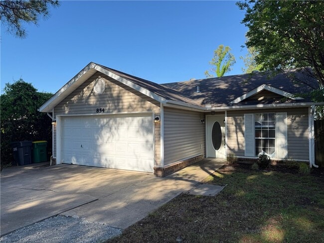 Photo - 854 Tamarack St