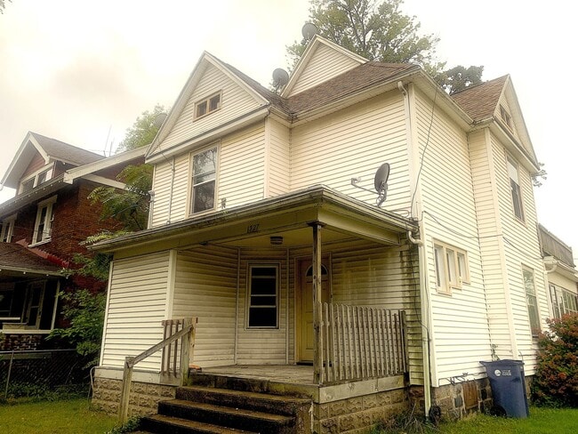 Building Photo - 2 Bedroom Upper Close to Downtown! Unit 2