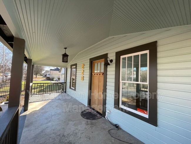 Photo - 228 Mayson Ave NE