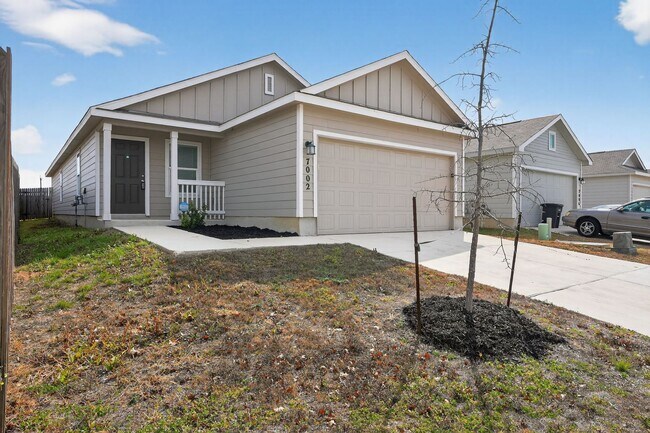 Photo - Modern 4-Bedroom Home in Crescent Hills – Open Concept & Private Yard