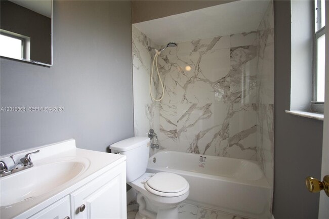 Photo - 825 SW 10th St Unit A