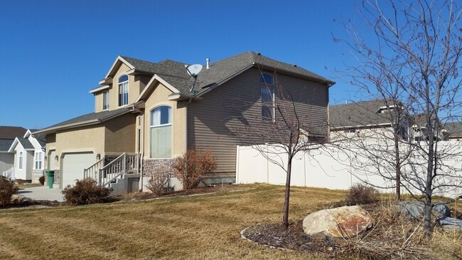 Photo - 6 Bedroom, 3.5 Bathroom Single Family Home in Layton Available June 1st!