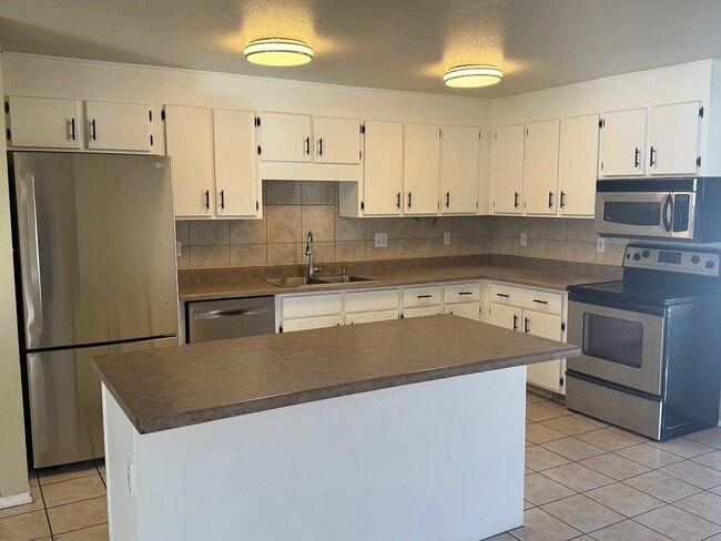 Building Photo - 3142 W Cactus Rd