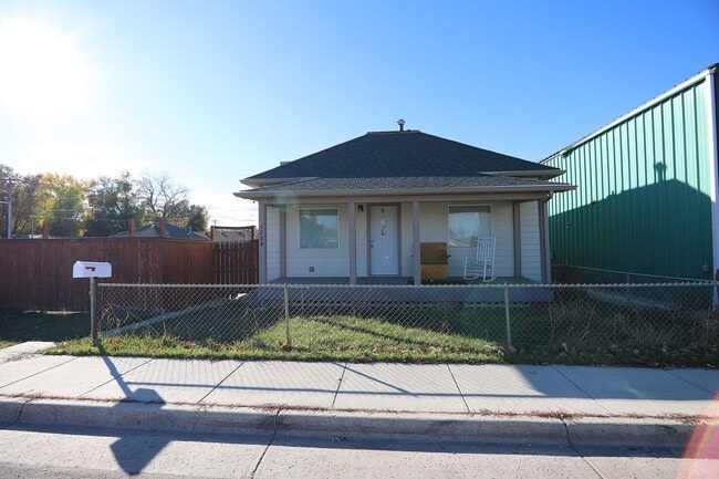 Building Photo - Newly renovated 2 bed 1 bath