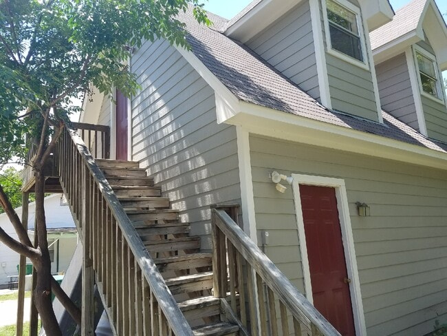 Photo - 619 Washburn St Unidad Garage Apt.