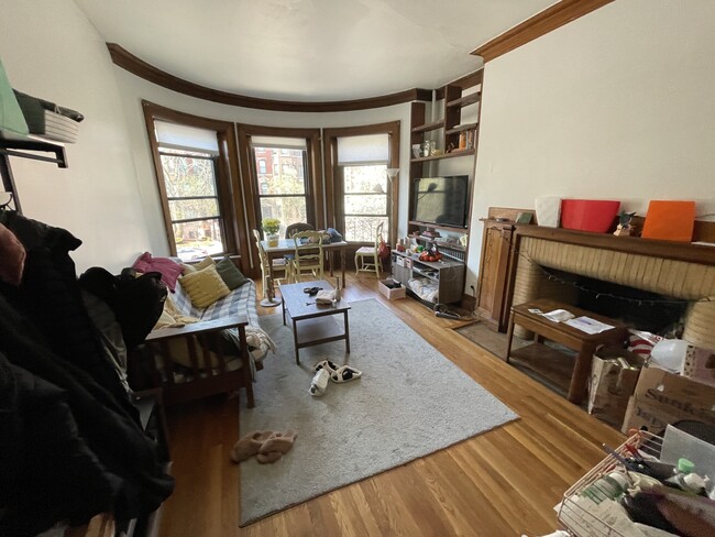 Photo - 89 Beacon St Unidad Beacon St #3 Rental