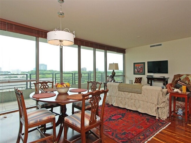 Photo - 700 Park Regency Pl NE