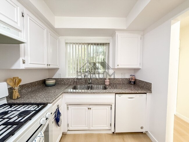 Photo - 11839 Burbank Blvd Unit 3