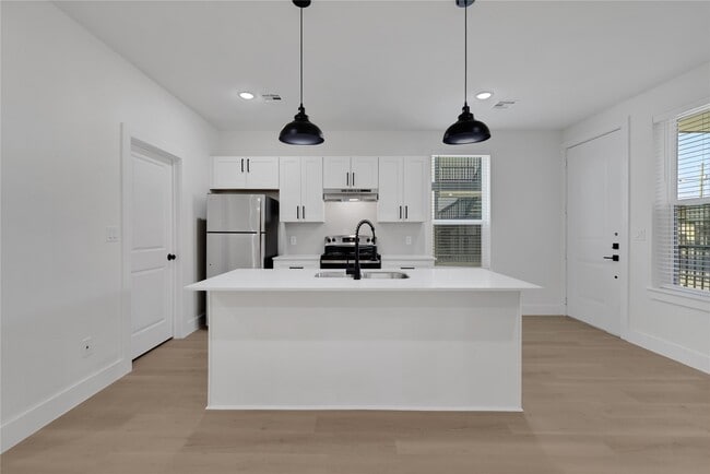 Building Photo - 2613 Delafield St Unit 2