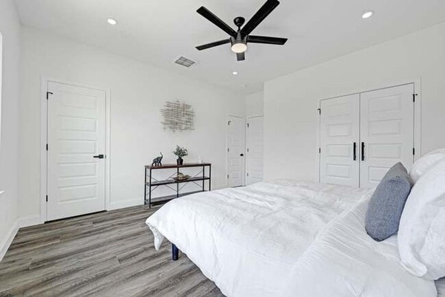 Photo - 2104 Bringhurst St