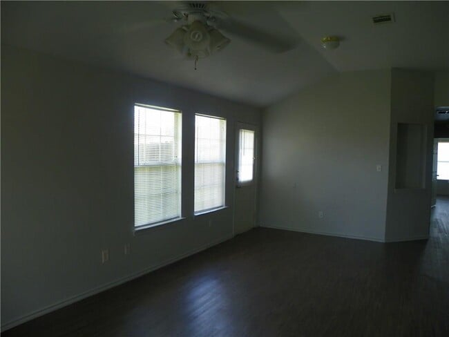 Photo - 2221 Creekside Ln