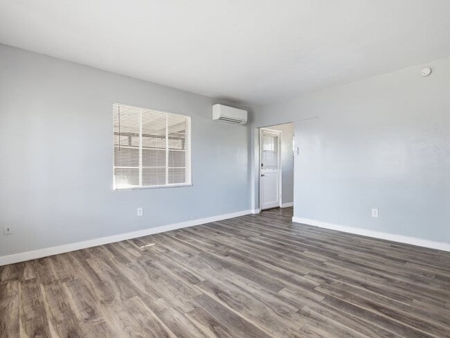 Photo - 2 Bed 1 Bath with covered parking!