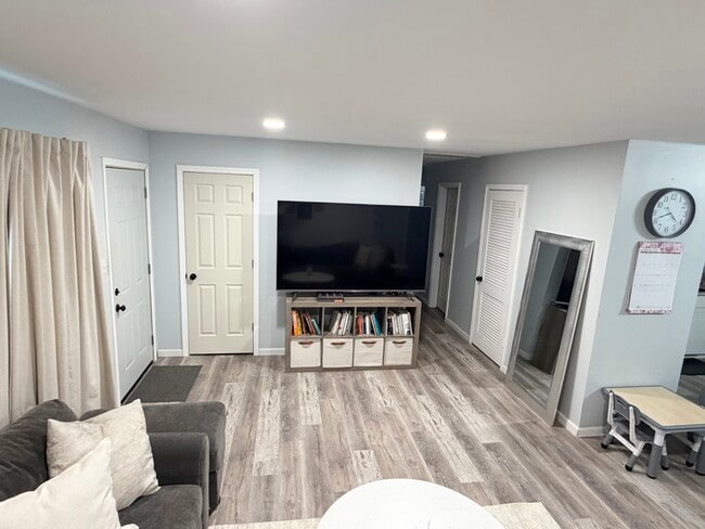 Photo - 654 Maple Ln