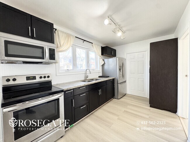 Photo - All-Inclusive 2-Bedroom Main Level Apartment with Porch & Backyard – Pet Friendly – Etobicoke Unité 1