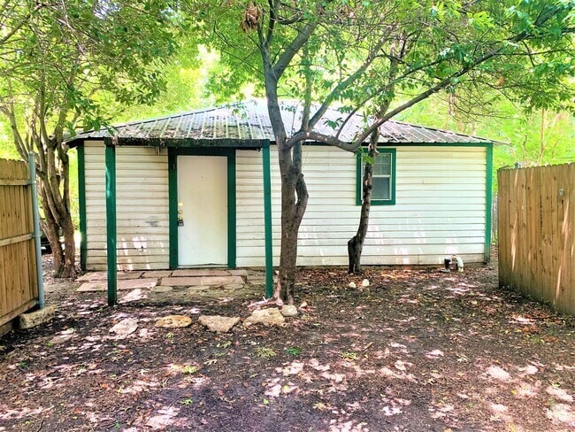 Building Photo - 904 1/2 Denton Unit 904 1/2 Denton St. Rental
