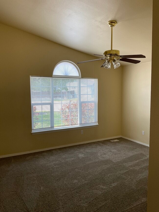 Photo - 117 E Woodbury Dr