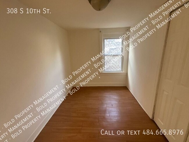 Building Photo - 308 S 10th St