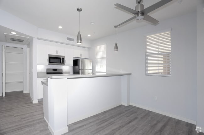 2BR, 2BA - 1031 SF