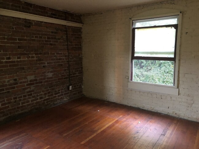 834 Bay St