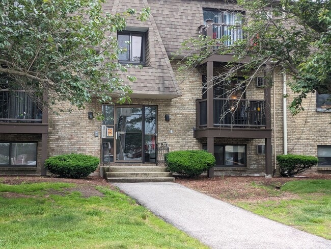 Photo - PENDING - Spacious 1 bedroom garden style condo at King's Court Condominiums Unit 2