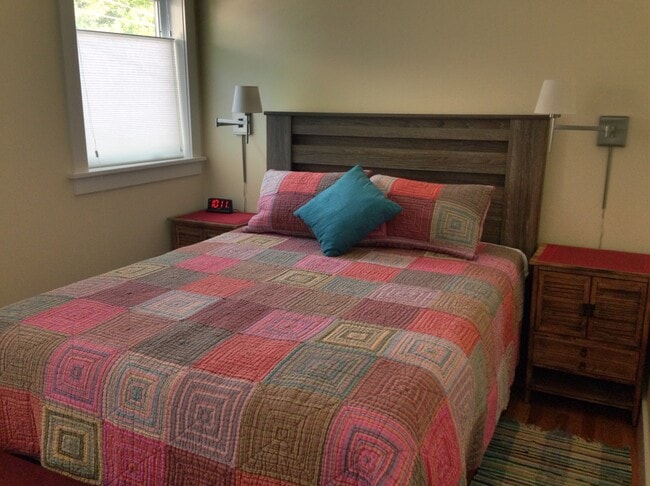 Queen bed with high-end linens - 320 N Bozeman Ave Unit A