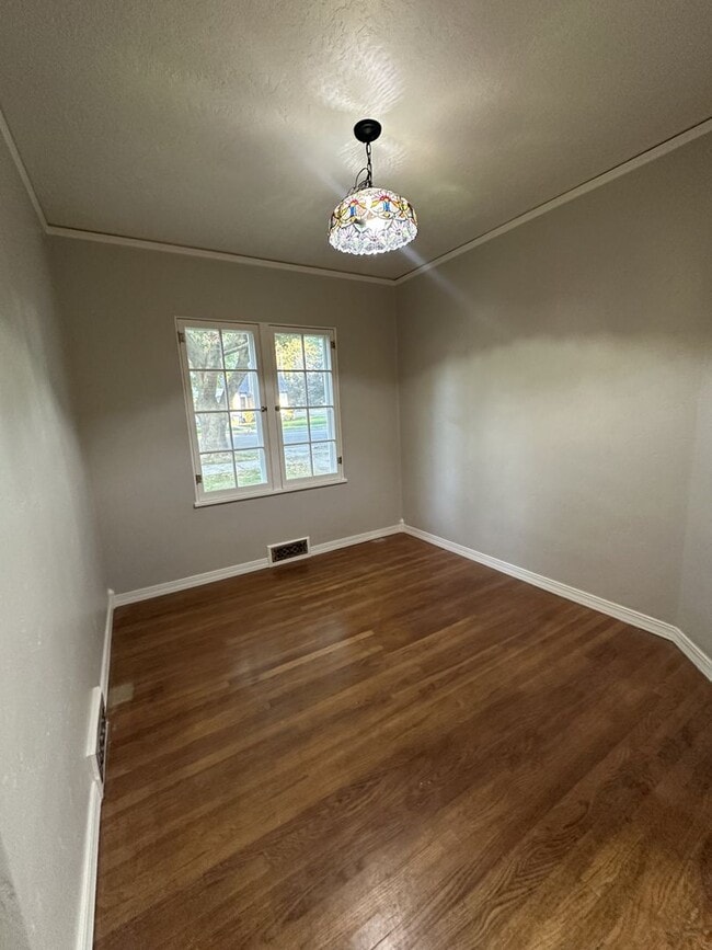 Photo - Renovated 3 bedroom with 2 large bonus rooms
