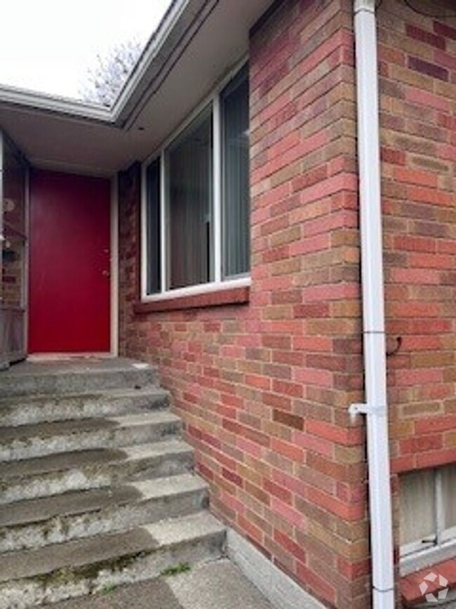 Building Photo - Beautiful 3 Bedroom Home with Basement in ...