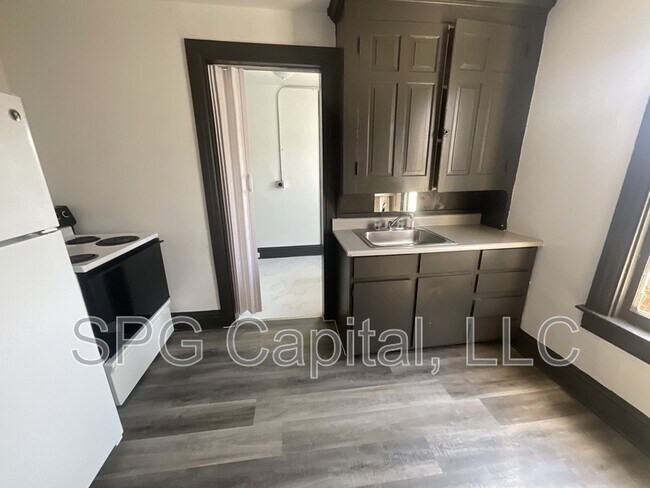 Photo - 1042 W Market St