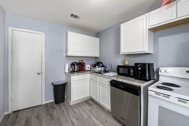 Photo - 4930 Apartments