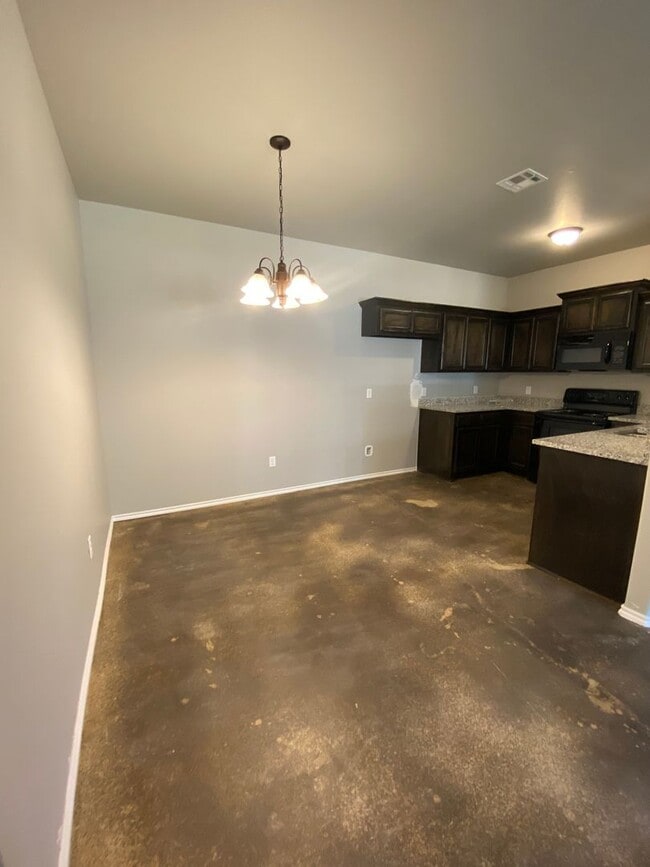 Photo - 3 bedroom and 2 bathroom duplex in El Reno!