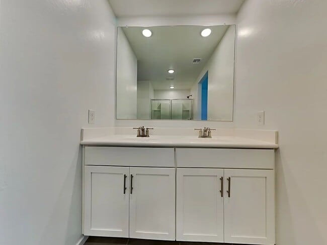 Building Photo - 2932 W Lehigh Ave