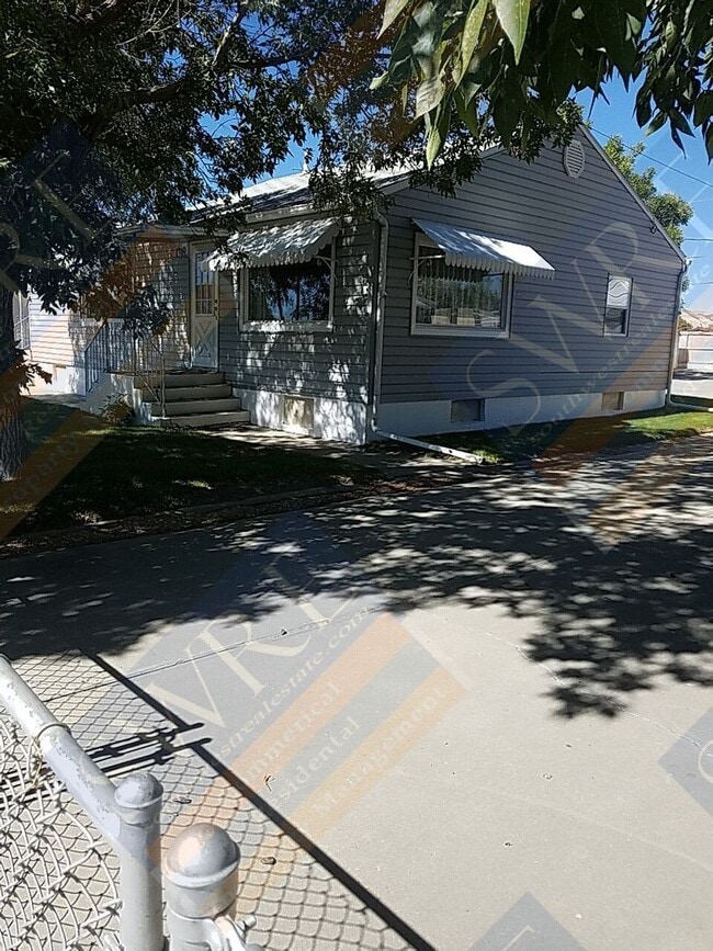 Building Photo - Available Now! Call our office to set up a... Rental