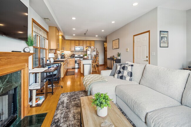 Photo - 1954 W Diversey Pky Unit EE1