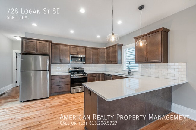 Photo - 728 Logan St SE
