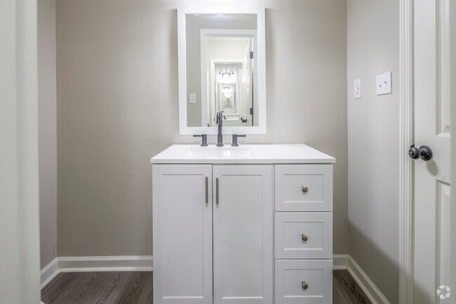 3BR, 1.5BA - 996SF - Primary Bathroom