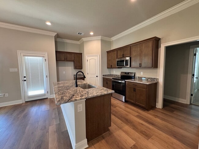818 Venecia Dr