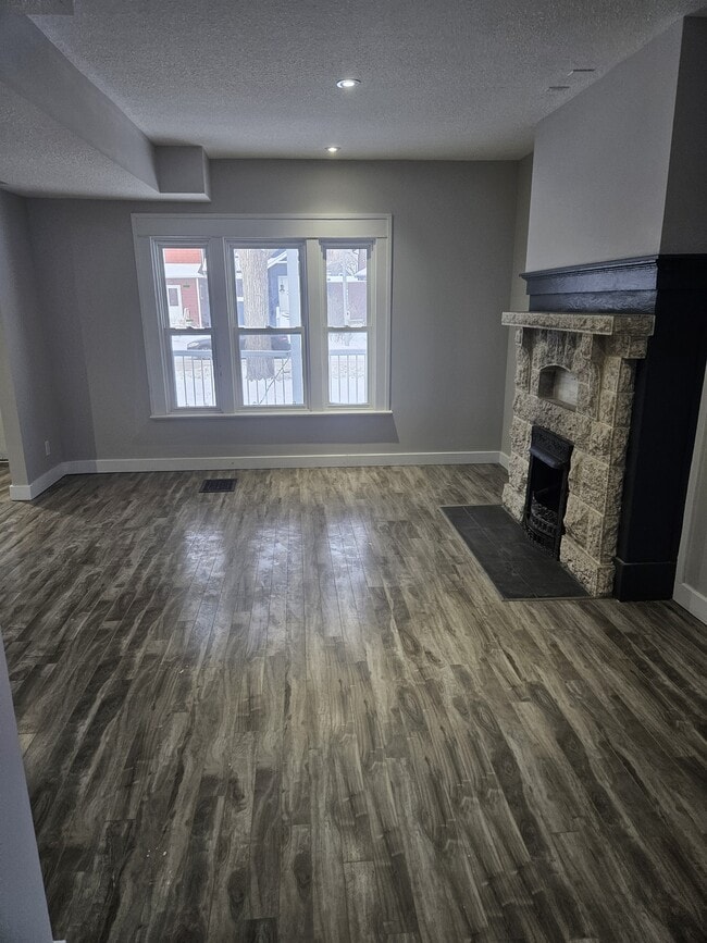 Photo - 2059 Elphinstone St