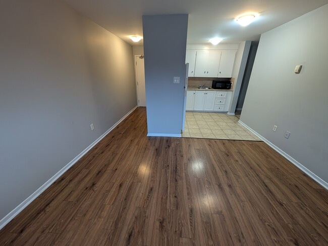 Building Photo - Comfortable 1-Bedroom Apartment – Heat & H... Unit 0005