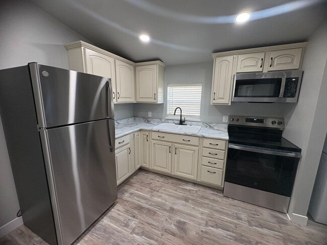 Building Photo - 1607 E 13th St Unit Apt B