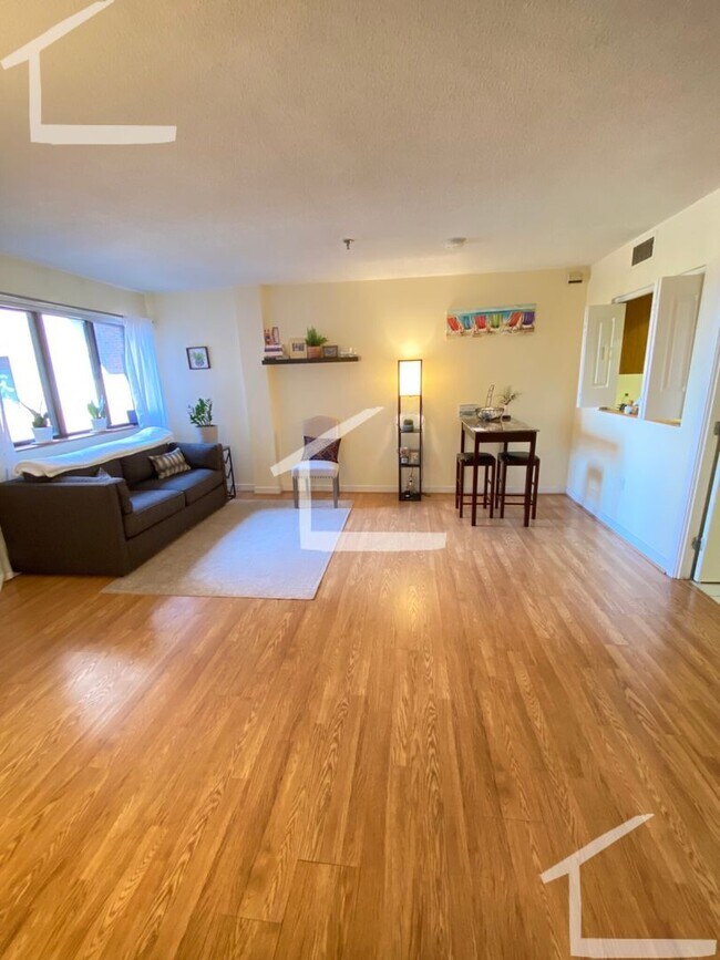 Photo - Great Apt in Convenient Area with 1 parkin...