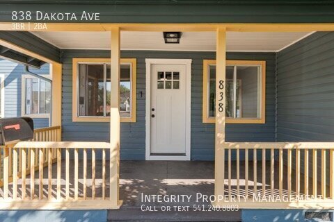 838 Dakota Ave